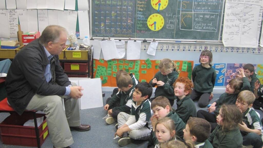 Image Photo  Esso Australias Longford Plants Manager David Anderson talks to Rosedale Primary School students as Principal for a Day.