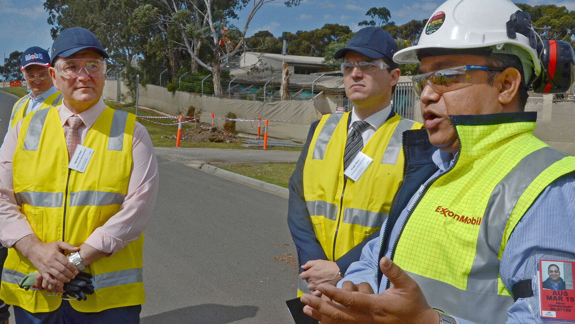 Image Photo— Victorian Tourism Minister John Eren (pictured left) inspects the capacity enhancement projects at the Melbourne JUHI.