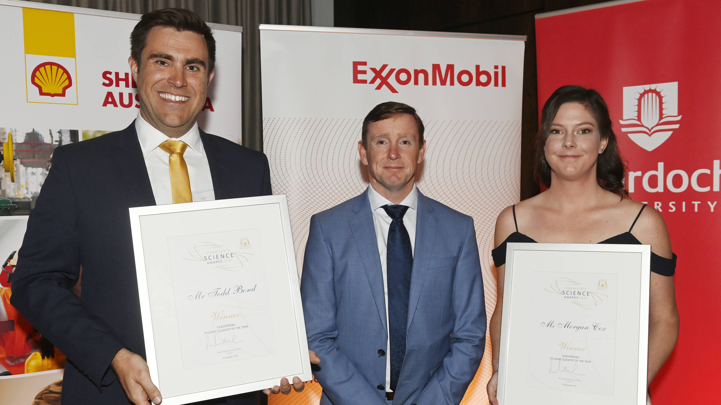 Image ExxonMobil Australia LNG General Manager John McCann (centre) with Todd and Morgan, the 2020 ExxonMobil Student Scientists of the Year.